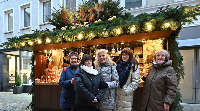 Carola Rau, Friedel Kehrer-Schreiber, Regine Vohrer und Birgit von Vacano (von links) mit der Siegerin Hildegard Hildenbrand (vo