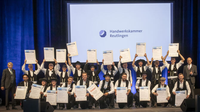 Übergabe der Meisterbriefe an die neuen Zimmerermeister bei der Meisterfeier der Handwerkskammer Reutlingen in Balingen; links P