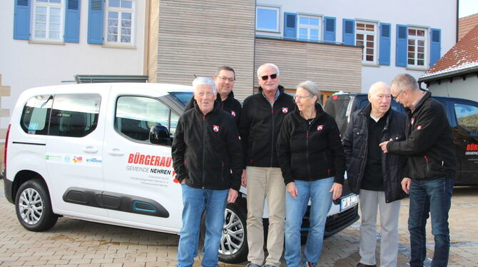 Das Fahrer-Team freut sich über das neue E-Auto.  FOTO: NOWARA