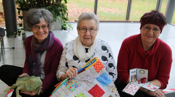 Bad Urach Ausstellung Kreative89 Verein Ende Den Verein »Kreative 89« gibt es nicht mehr, Karin Schenk (links), Marianne Berger (mitte) und Petra Failenschmid machen als los