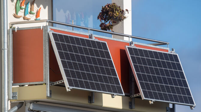 mbv, lmv, Wirtschaft, Solar, Energie, Bundesregierung Solarmodule für ein Balkonkraftwerk hängen an einem Balkon. So kann jeder Stromproduzent werden.