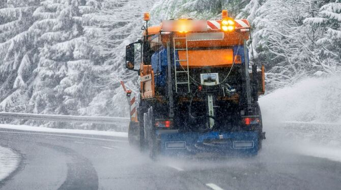 Wirtschaft,Verkehr,Wetter,Thüringen,lth,thg Ein Fahrzeug des Winterdiensts fährt durch eine verschneite Landschaft.