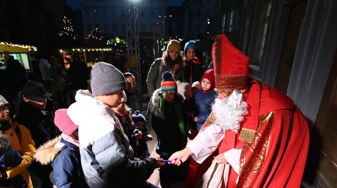 Für alle Mädchen und Jungen hat der Nikolaus eine kleine Aufmerksamkeit dabei.