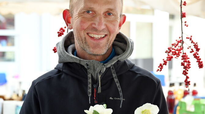 Christrosen Der Wannweiler Gärtner und Florist Peter Hochstetter hat prächtige Christrosen in seinem Wochenmarkt-Sortiment. Gerne gibt er Ti