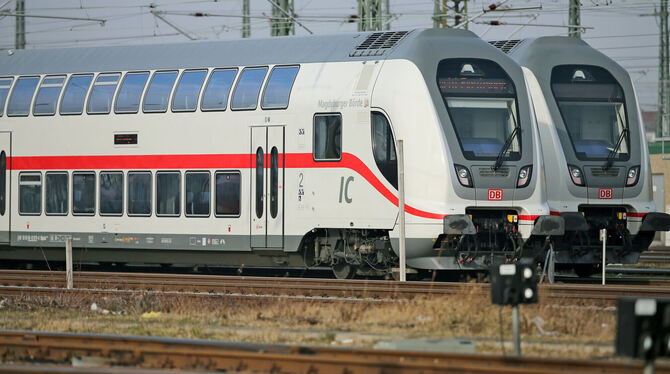 Gleise, Oberleitungsmasten, Signalanlagen, Doppelstock-IC, Masten, Personenbeförderung, Doppelstockzug, lsn, Doppelstock, Gleisa Solche Doppelstockzüge der zweiten Generation des Intercity sind ab Sonntag auch auf der Neckar-Alb-Bahn angesagt .