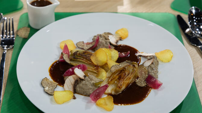 Fernsehen Mit diesem Gericht imponierte Jaqueline Paasche bei der Küchenschlacht: geschmorter Chicorée mit Trüffel-Jus, Champignon-Püree,