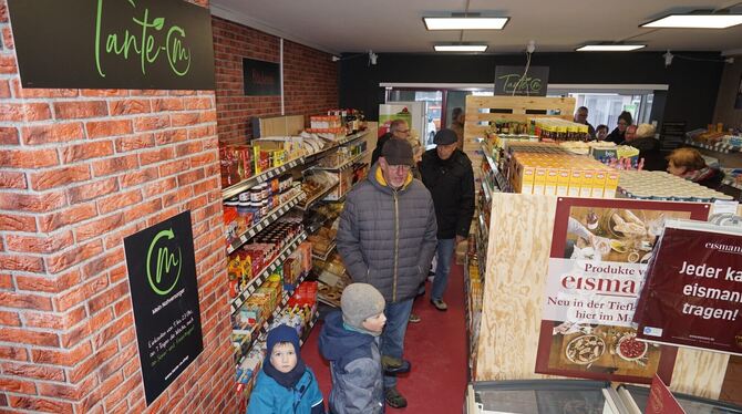 Viele Gomadinger kamen, um sich »ihren« Tante-M-Laden anzuschauen. FOTO: LENK Viele Gomadinger kamen, um sich »ihren« Tante-M-Laden anzuschauen. FOTO: LENK