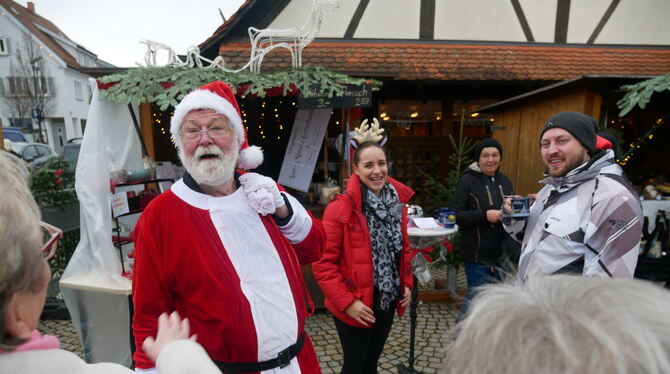 Metzingen Weihnachtsmarkt Auch auf dem Metzinger Weihnachtsmarkt ein Highlight, wenn die Besucherscharen dem Weißbärtigen mit rotem Kittel begegnen.