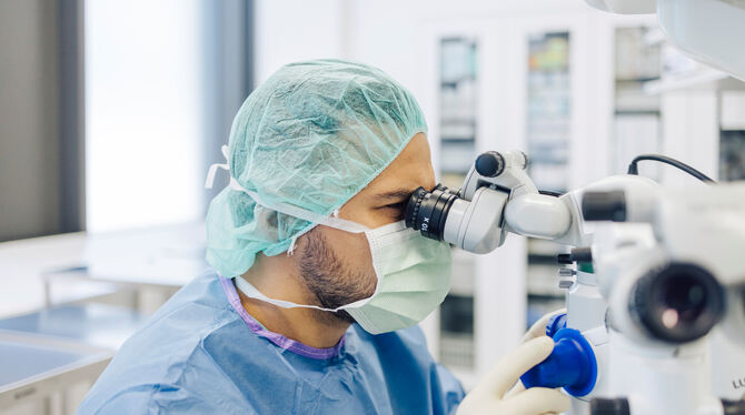 Augenlaser Augenchirurg Konstantinos Gklavas am OP-Mikroskop.