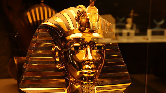 Tutenchamun Ausstellung Stuttgart Eine Replik der weltberühmten Totenmaske des ägyptischen Pharaos Tutanchamun, ausgestellt in Stuttgart.
