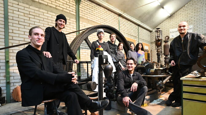 DéTOURNEMENT Ein Teil der jungen Leute, die hinter dem Gesamtkunstwerk »DéTOURNEMENT« stecken, im Reutlinger Industriemagazin. Am Samstag is