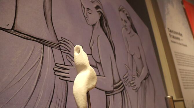 eiszeitkunst tanzende frau landesmuseum württemberg foto akr Stilisierte Figur einer tanzenden Frau in der Ausstellung »Urformen. Eiszeitkunst zum Anfassen« im Landesmuseum Württemberg.