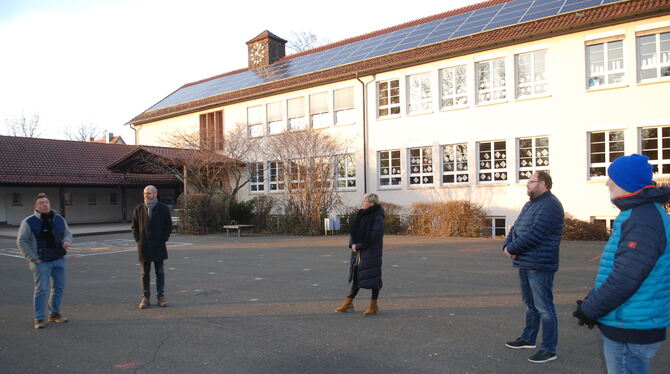 Bürgersolaranlage Uhlandschule Neuhausen Photovoltaik auf Dächern wie dem der Neuhäuser Uhlandschule bietet noch viel Potenzial in der Stadt. Im Bild die Macher Klaus Rü