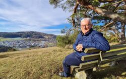 Klemens Betz an seinem Lieblingsplatz an der Sonnenhalde bei Gomadingen.