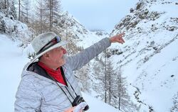 Bergführer Epi Bormolini, der älteste Schmuggler Livignos, zeigt, wo sich Steinböcke verbergen.