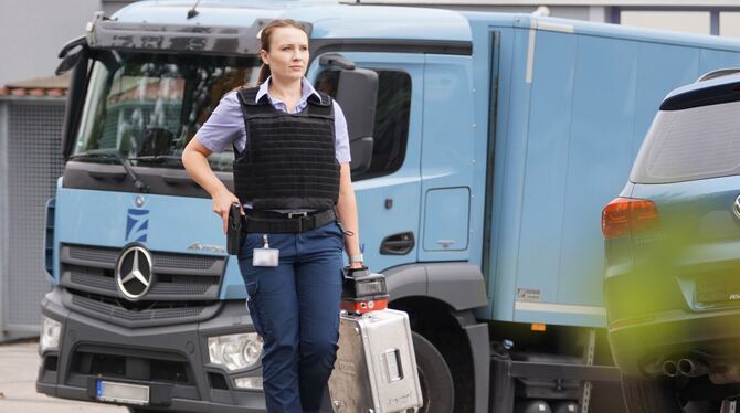 Valentina Weber, Truckerlady, geldtransport Valentina Weber fährt einen schweren Geldtransporter