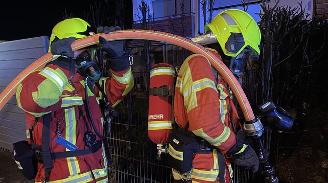 Gleich mehrfach musste die Metzinger Feuerwehr in der Silvesternacht brennende Hecken löschen. FOTO: PRIVAT Gleich mehrfach musste die Metzinger Feuerwehr in der Silvesternacht brennende Hecken löschen. FOTO: PRIVAT