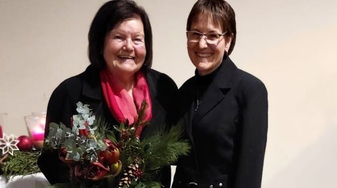 Inge Glöckler (links) und Chorleiterin Yvonne Nielitz. FOTO: PRIVAT Inge Glöckler (links) und Chorleiterin Yvonne Nielitz. FOTO: PRIVAT