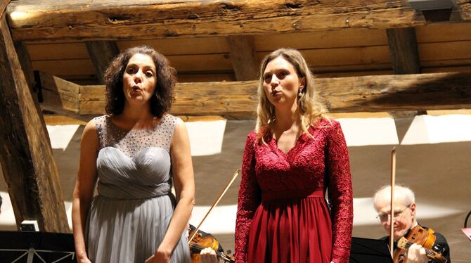 Neujahrskonzert in der historischen Kelter in Grafenberg Gemeinsam in der »Barcarole« aus Offenbachs Oper »Hoffmanns Erzählungen«: links Karina Assfalg, rechts Johanna Pommranz.