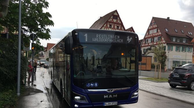 Bus Auf dem Bild ist der Bus von Reutlingen nach Häslach zu sehen, der hier gerade an der Haltestelle Walddorf steht. Neuerdings fah