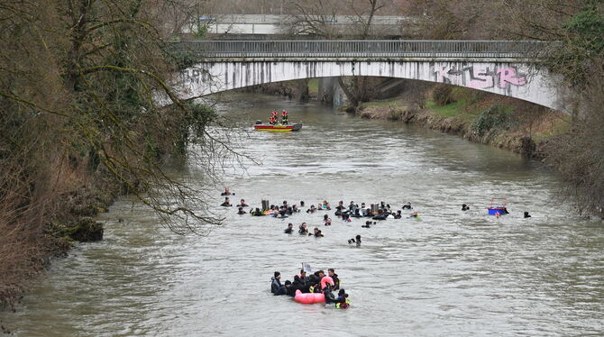 Der Schluss des weit auseinander gezogenen Schwimmfeldes, gesichert vom Rettungsboot der Feuerwehr Tübingen. FOTO: MEYER