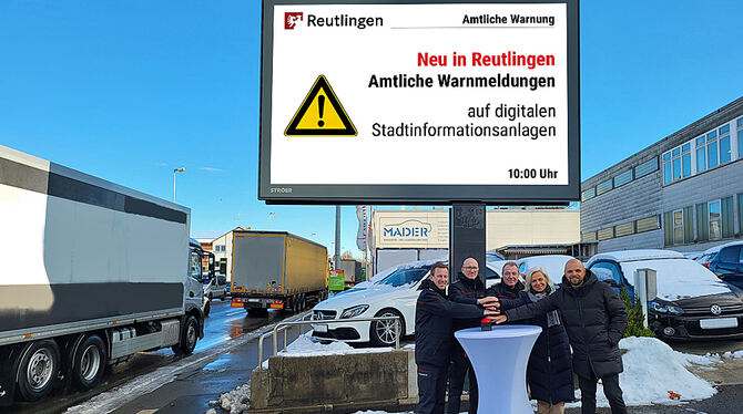 Vertreter von Feuerwehr und Stroer geben den Startschuss für die digitalen Warnmeldungen
