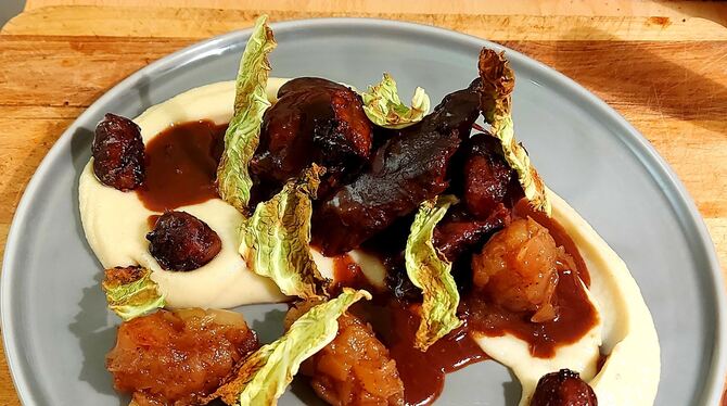 Hasenpfeffer auf dem Teller. Nicht klassisch mit Rotkohl und Spätzle, sondern mit Apfelconfit, Topinamburpüree, karamellisierten