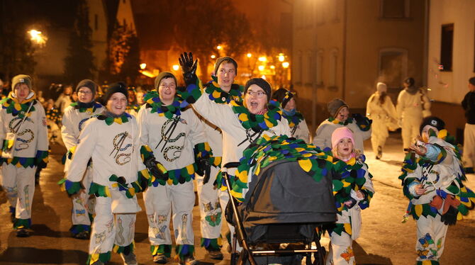 2024-01-13 Fasnet,Nachtumzug Wilsingen,Narren,Schlanga-Fangr Fröhlich und fleißig: Die Schlanga-Fangr eröffneten den Nachtumzug und organisierten ihn.