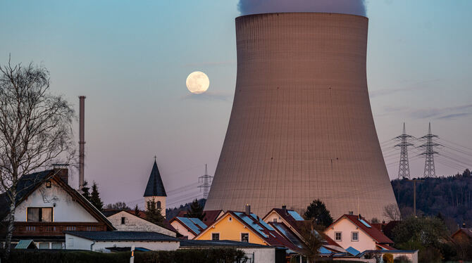 KINA, Atomkraftwerk, Niederbayern, bay, lby, Atomkraftwerk Isar 2 Ein Bild aus dem April 2023, als das Kernkraftwerk Isar 2 noch im Streckbetrieb war. Inzwischen sind alle Atomkraftwerke in Deut
