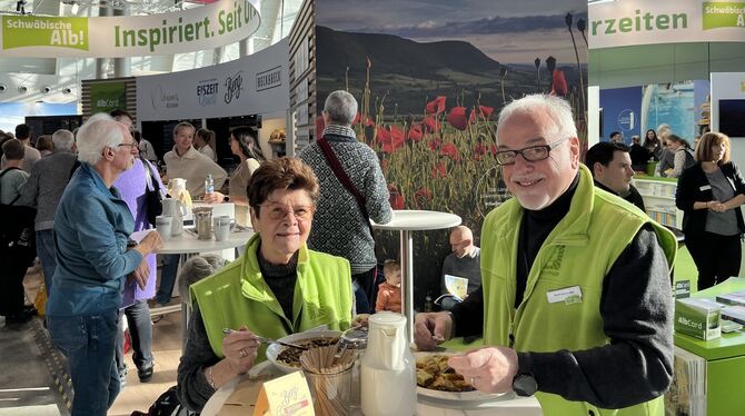 CMT Den Besuchern an der Genusstheke am Stand der Schwäbischen Alb schmeckt es ganz offensichtlich