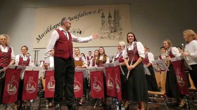 Das monatelange Proben hat sich gelohnt: Das Publikum belohnte die Musikkapelle Zwiefalten bei ihrem Neujahrskonzert mit reichl