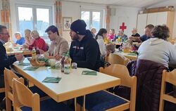 Michael Bulander (links) unterhält sich mit Mahmut Bas¸al (hinten) und Emir Solakogˇlu.  FOTO: JOCHEN