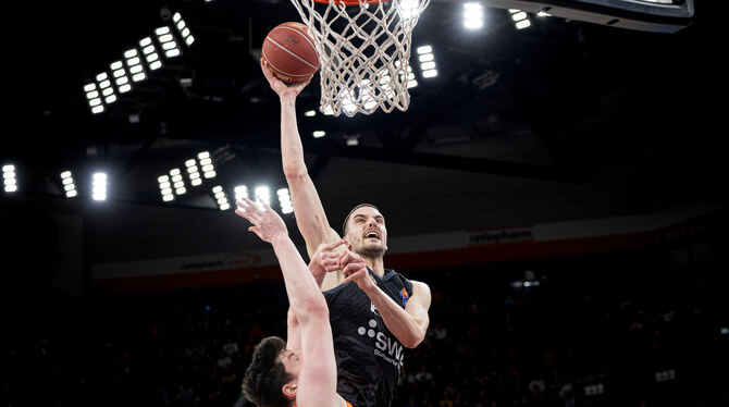 Mit einer herausragenden Leistung gegen Meister ratiopharm Ulm: Tübingens Center Daniel Keppeler. Mit einer herausragenden Leistung gegen Meister ratiopharm Ulm: Tübingens Center Daniel Keppeler.