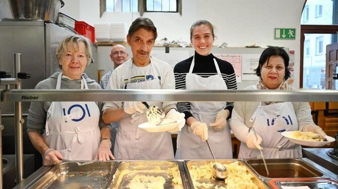 Vesperkirche Heute gibt es Hackbraten, Kartoffelbrei und Blumenkohl mit Soße. Dazu eine Tomatensuppe und ein Nachtisch. Die ehrenamtlichen He