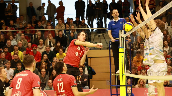 Rottenburgs Außenangreifer Moritz Rauber nimmt Maß.  FOTO: REISNER