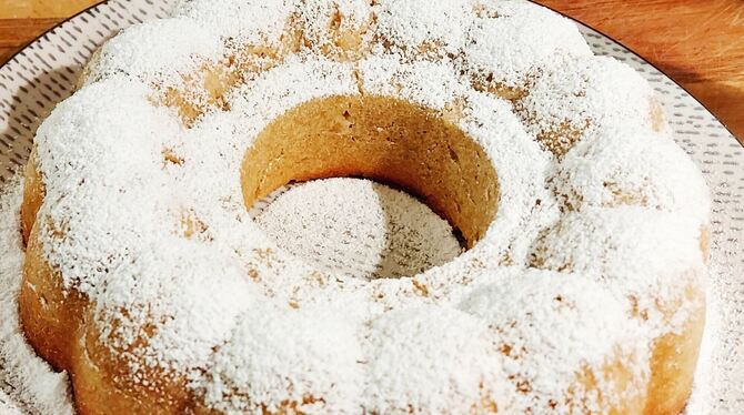 Frisch gebacken und mit Puderzucker bestreut: Die Bohnentorte kommt ganz ohne Mehl aus.