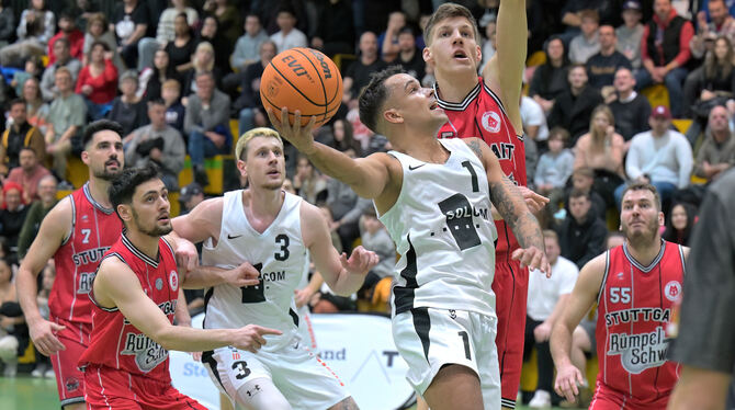Bester Werfer der TSG: Mauro Gerszke (mit Ball), hier im Duell mit dem Stuttgarter Marko Lavric. Hinten links: Der Reutlinger Da