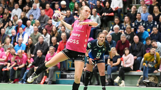 DHB / HBF / Handball / Frauen / 1. Bundesliga / DHB-Pokal / 13.Ligaspieltag / Saison 2023/2024 Sichere Siebenmeter-Schützin im Metzinger Team: Rebecca Rott.