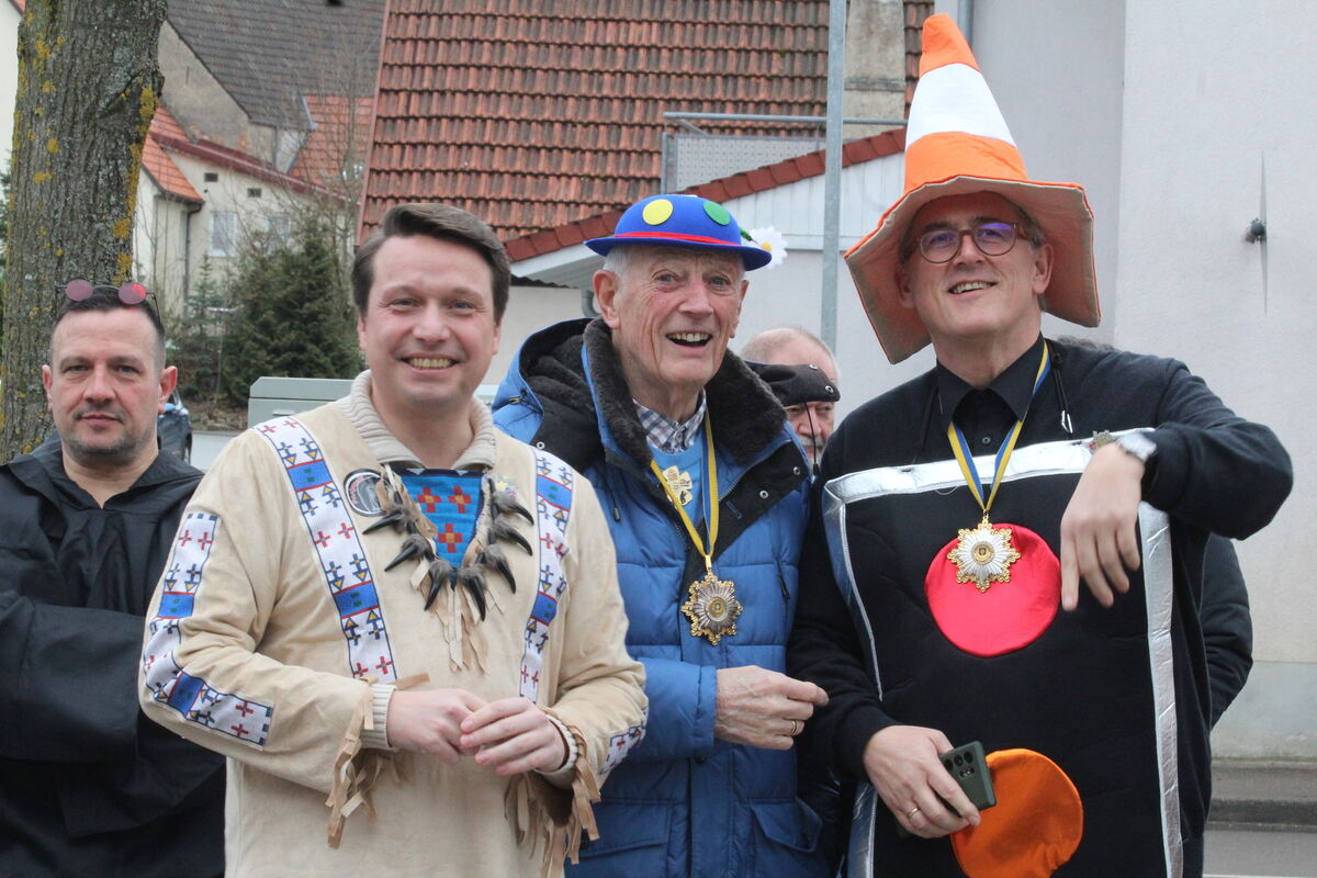 Fasnet Rathaussturm Sonnenbühl MIchael Schäfer Manuel Hailfinger Gerd Bergweiler Michael Donth Schmotziger Doschtig Wollen sehen, wie der Rathauschef entmachtet wird: Die Sonnenbühler Gemeinderäte MIchael Schäfer und Manuel Hailfinger (MdL), G