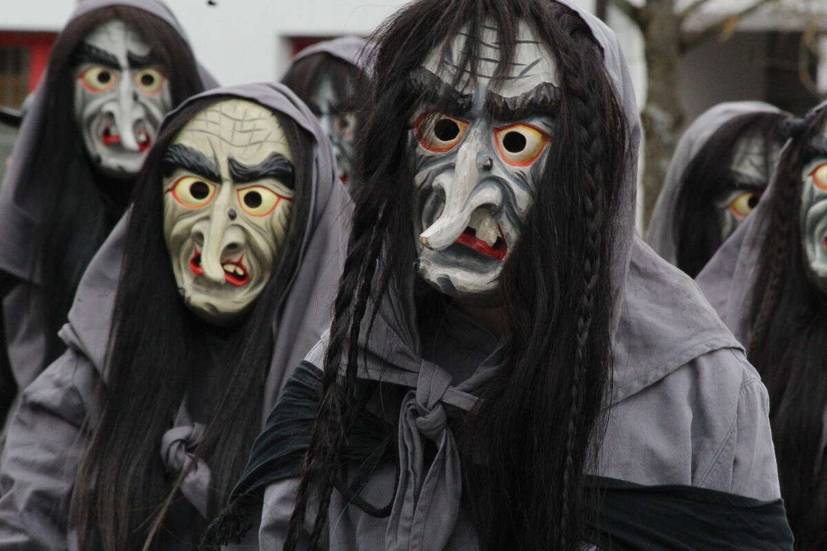 Fasnet Rathaussturm Scheiterhau Hexa Sonnenbühl Schmotziger Doschtig Die Hexen sind da und wollen die Macht in Sonnenbühl übernehmen.