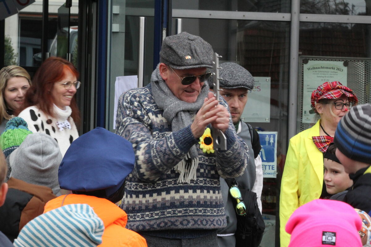 Fasnet Rathaussturm Sonnenbühl Schmotziger Doschtig Bürgermeister Uwe Morgenstern Da ist er: Die Kinder und Narren haben den Sonnenbühler Bürgermeister Uwe Morgenstern aus dem Rathaus geholt und fordern von ihm