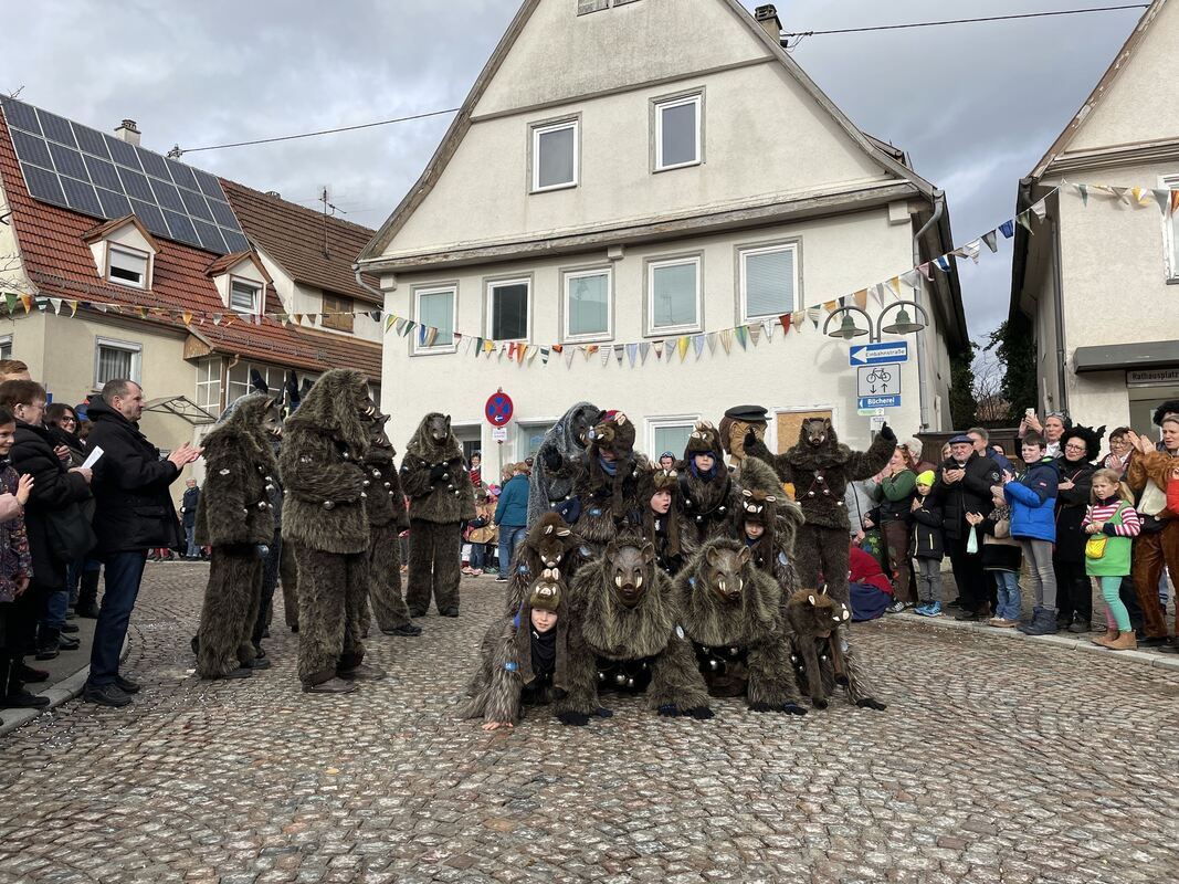Beim Kinderumzug in Eningen waren die Kleinen ganz Groß und begeisterten ihr Publikum mit Pyramiden
