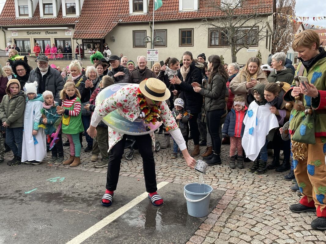 Ohne Aufgabe wird der Eninger Bürgermeister Eric Sindek nicht in seinen närrischen Urlaub entlassen: Er dreht seine Runden um de Ohne Aufgabe wird der Eninger Bürgermeister Eric Sindek nicht in seinen närrischen Urlaub entlassen: Er dreht seine Runden um de