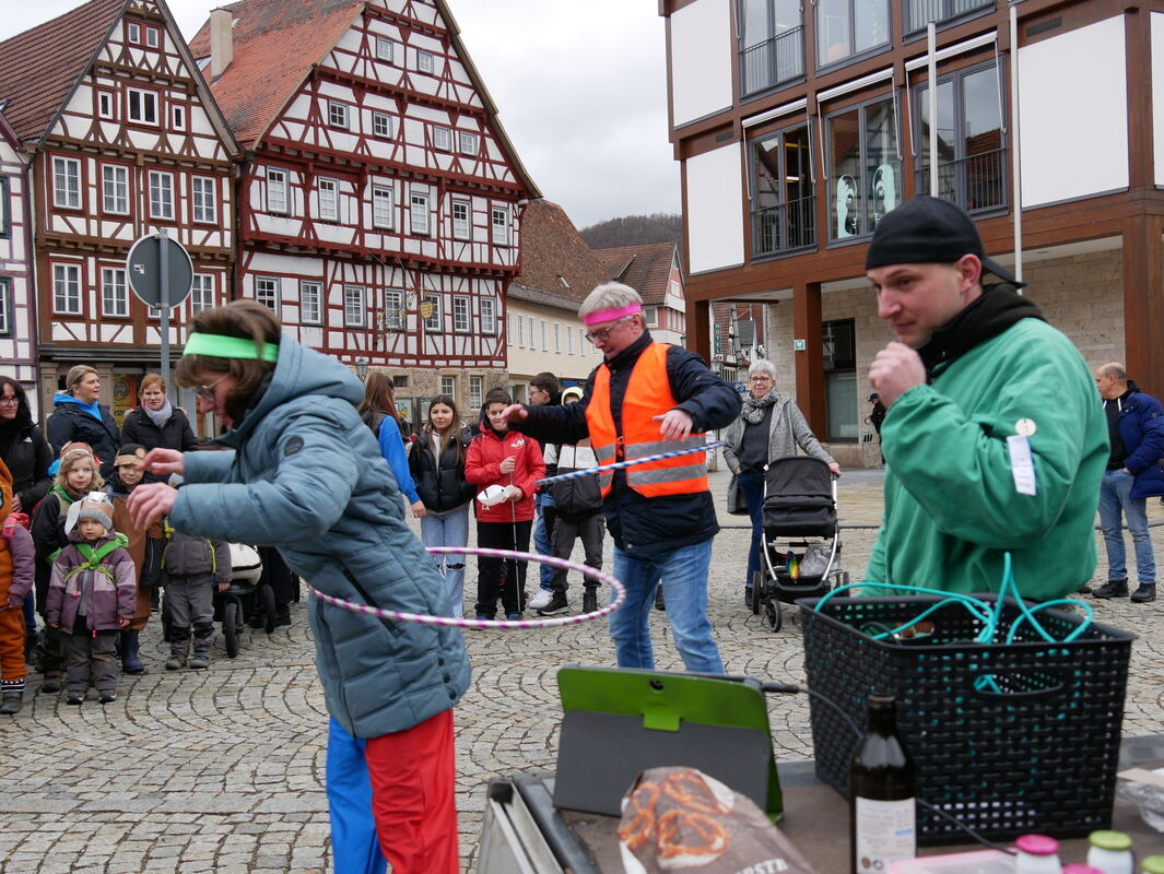 Leibesübungen des Uracher Bürgermeisters und seiner Assistentin Leibesübungen des Uracher Bürgermeisters und seiner Assistentin