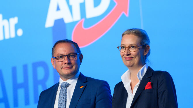 lah, aht, Politik, Parlament, Wahlen Die Parteichefs Tino Chrupalla und Alice Weidel 2023 in Magdeburg bei der AfD-Versammlung zur Europawahl.