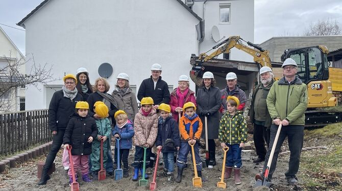 Spatenstich, Kindergarten, Kinder, Umbau, Anbau Mitglieder des Eninger Gemeinderats, Eningens Bürgermeister Eric Sindek (Mitte), Architekt Matthias Engelhardt (ganz rechts), Ve