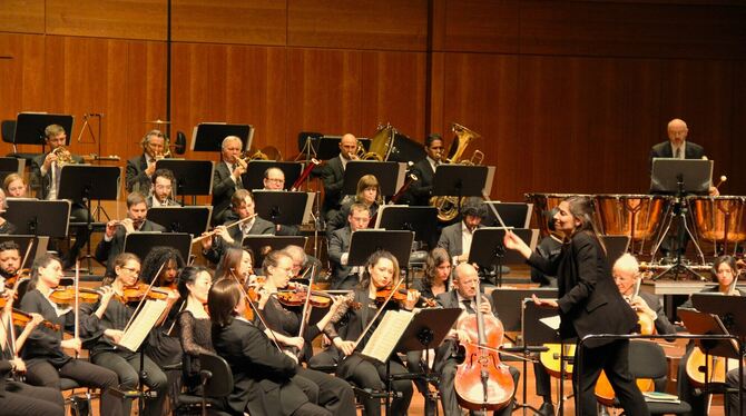 Ariane Matiakh mit der Württembergischen Philharmonie Reutlingen bei Konzert »Sonntags um elf« Ariane Matiakh mit der Württembergischen Philharmonie Reutlingen beim Konzert »Sonntags um elf«.