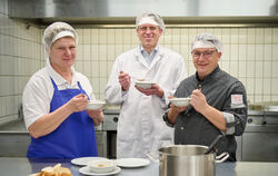 Verköstigung neuer Produkte in der Feinkostküche der Metzgerei Oskar Zeeb in Kirchentellinsfurt: Sandra Biernath, Leiterin der F