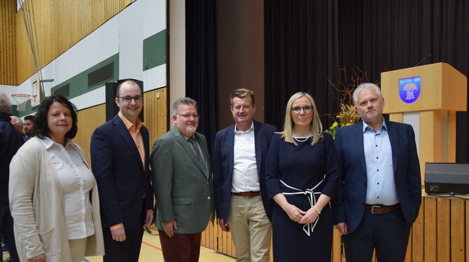 Bürgermeisterkandidaten 2024 Ofterdingen Sie wollen Rathauschef werden: Desiree Sallwey (links), Simon Wagner, Jan Bartholomä, Thomas Michael Wiech, Anette Buess und Wol