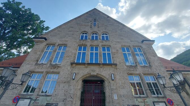 Die Sanierung der Festhalle Bad Urach ist fast komplett abgerechnet, der Betrieb ist ins Laufen gekommen. Die Sanierung der Festhalle Bad Urach ist fast komplett abgerechnet, der Betrieb ist ins Laufen gekommen.
